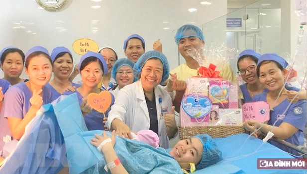   Bệnh viện Từ Dũ chúc mừng hai mẹ con sản phụ đầu tiên trong năm mới 2020.  