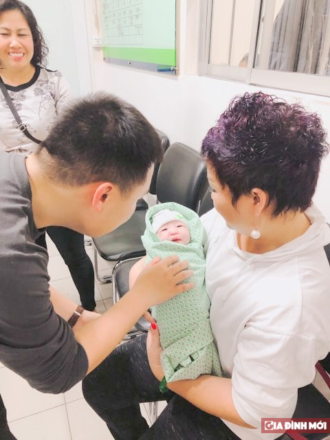   Gia đình sản phụ Nguyễn Thu Phương hạnh phúc đón bé Trương Tuệ Linh, chào đời lúc 0 giờ 42 phút tại BV Phụ sản Hà Nội.  