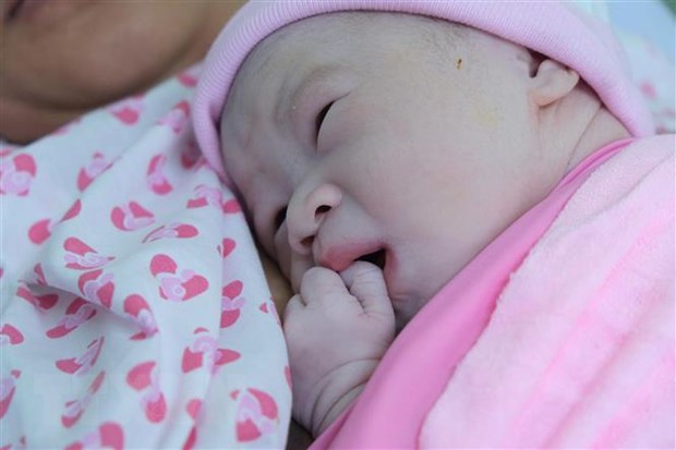   Bé gái chào đời trong đêm giao thừa năm 2020 tại BV Hùng Vương.  