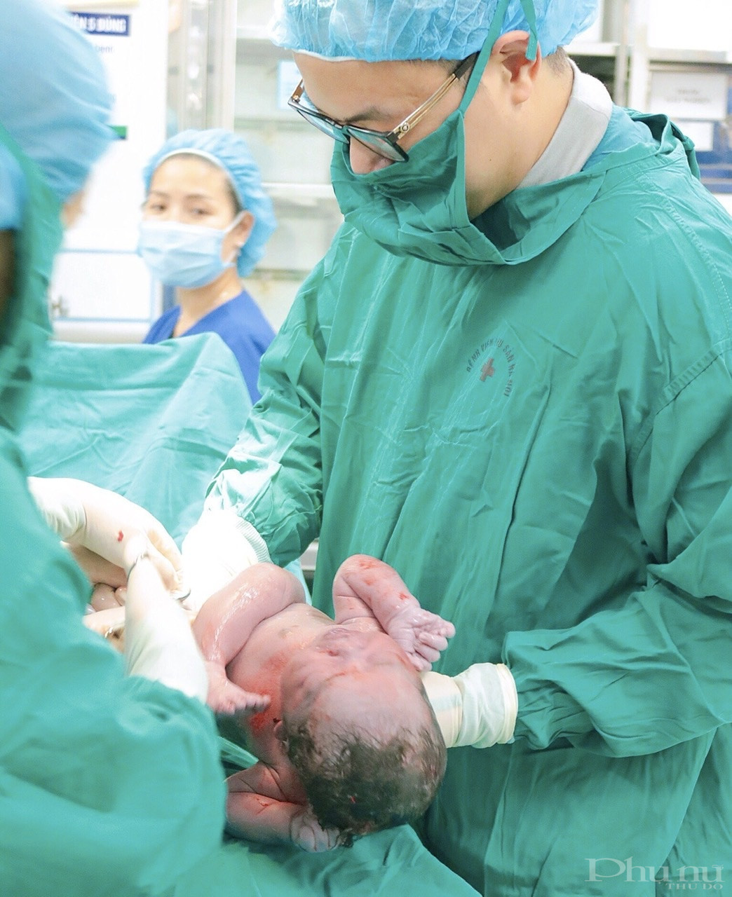 0h22 phút chị Lê T M ở Mỹ Đức, Hà Nội sinh mổ thành công bé trai nặng 4.000gr.