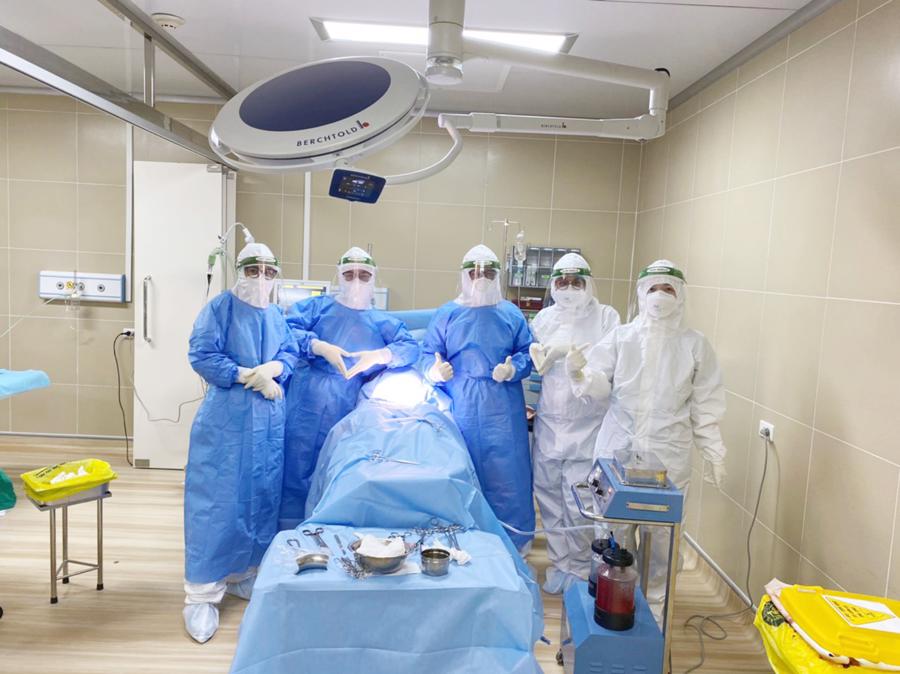 Y bác sĩ cơ sở 2 Bệnh viện Phụ sản Hà Nội chào đón các em bé được sinh ra trong phòng áp lực âm dành riêng cho thai phụ mắc Covid-19. (Ảnh: BVCC)