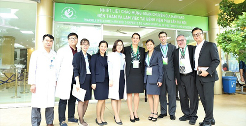 Các chuyên gia đến từ Mỹ chụp ảnh với bác sĩ Việt Nam tại Bệnh viện Phụ sản Hà Nội.