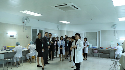 Đoàn chuyên gia thăm và làm việc tại Bệnh viện Phụ Sản Hà Nội.