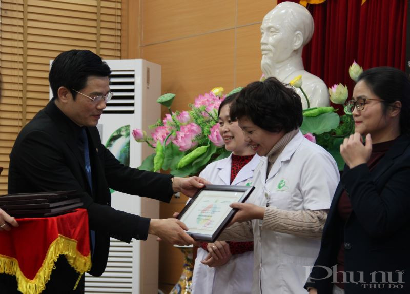 PGS.TS.BS Nguyễn Duy Ánh - Giám đốc BV Phụ sản Hà Nội trao giải Ba cho các đơn vị tham dự cuộc thi.