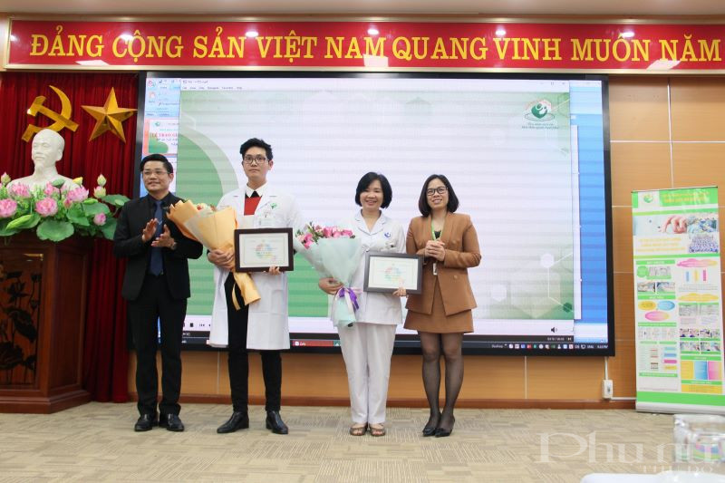 Lãnh đạo BV Phụ sản Hà Nội trao giải Nhì cho 2 đơn vị có đề án cải tiến chất lượng bệnh viện nổi bật.