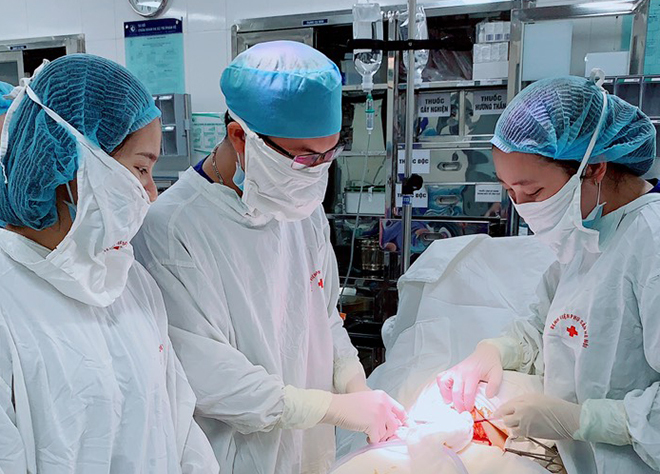 Bác sĩ Trang và kíp trực đang tiến hành ca mổ đẻ tại bệnh viện. Ảnh: Bác sĩ cung cấp
