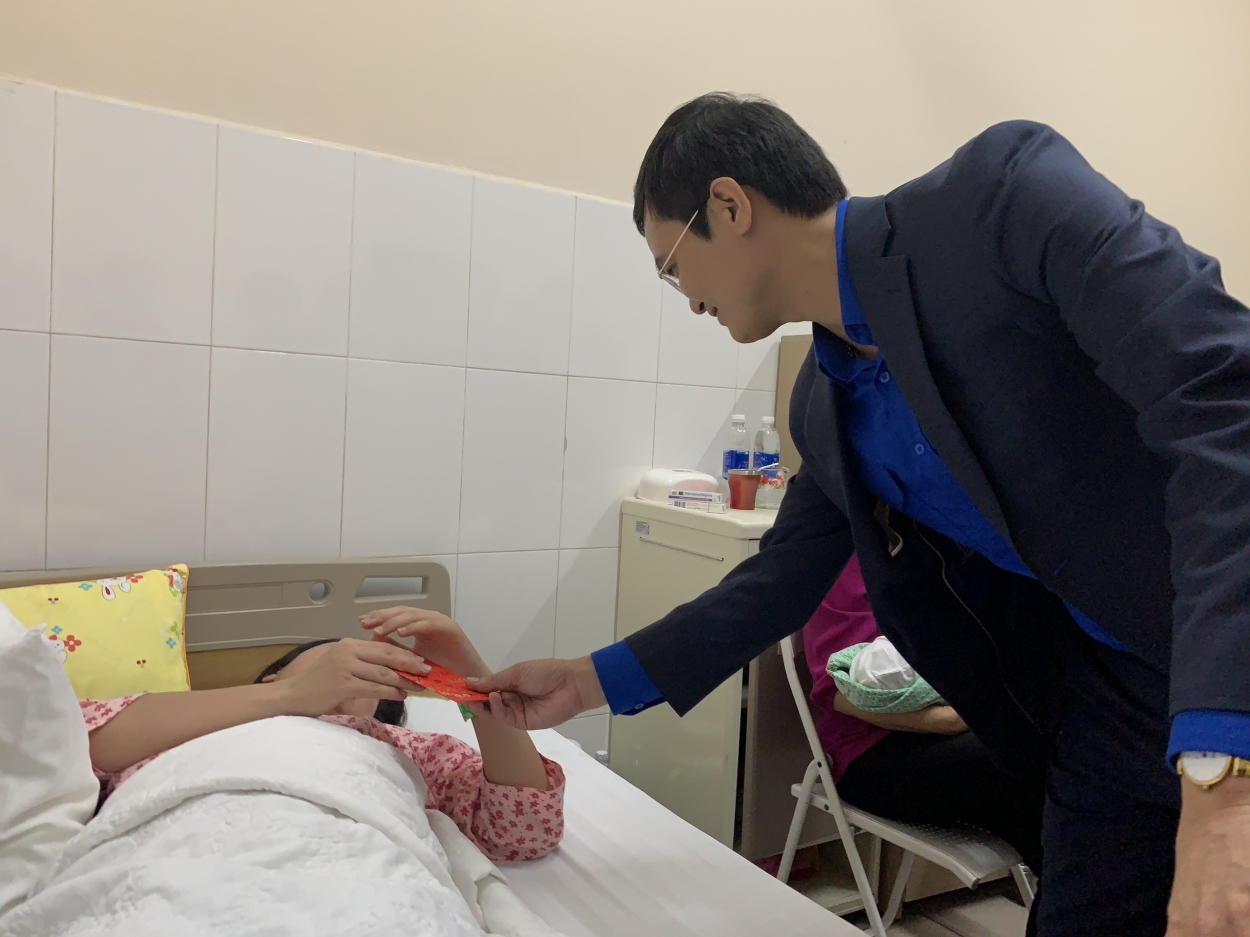 Đồng chí Bùi Quang Huy, Bí thư Trung ương Đoàn, Chủ tịch Trung ương Hội Sinh viên Việt Nam mừng tuổi mẹ của em bé tại Bệnh viện Phụ sản Hà Nội