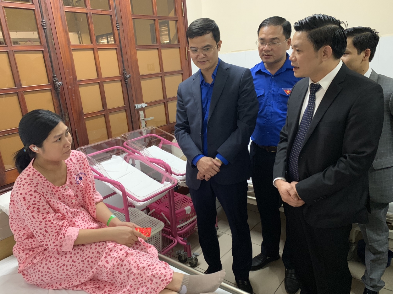 Lãnh đạo Trung ương Đoàn, Thành đoàn Hà Nội và Bệnh viện Phụ sản Hà Nội hỏi thăm mẹ của em bé đón Tết tại bệnh viện