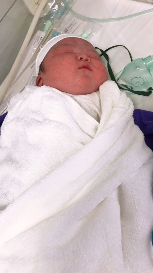 Quảng Ninh: Bé gái sơ sinh nặng kỷ lục 6.1kg vừa chào đời - Ảnh 3.