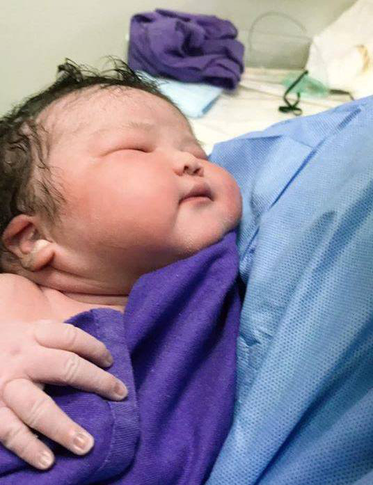 Quảng Ninh: Bé gái sơ sinh nặng kỷ lục 6.1kg vừa chào đời - Ảnh 4.