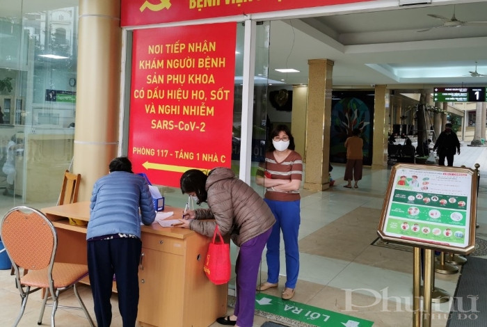 Bệnh nhân tới khám tại BV Phụ sản Hà Nội tiến hành kê khai y tế, tiền sử dịch tễ.