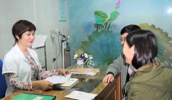   Bác sĩ Phạm Thúy Nga, Trưởng khoa Hỗ trợ sinh sản và nam học Bệnh viện Phụ Sản Hà Nội tư vấn cho các cặp vợ chồng hiếm muộn.  
