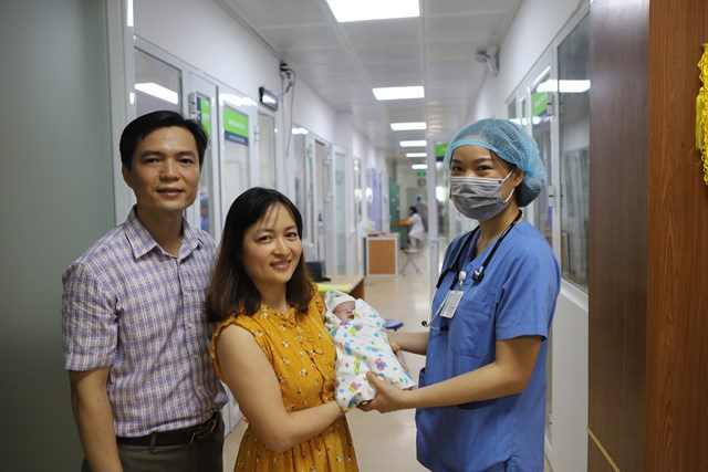 Cậu bé sinh non có cân nặng cực thấp chỉ 600g được xuất viện sau 72 ngày điều trị tại Bệnh viện Phụ Sản Hà Nội - Ảnh 3.