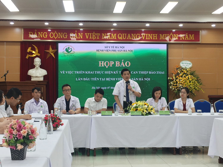 PGS.TS Nguyễn Duy Ánh, Giám đốc BV Phụ sản Hà Nội tại buổi họp báo. 
