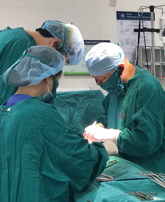 Bác sĩ Vũ (bên phải) đang cùng kíp mổ thực hiện ca phẫu thuật phụ khoa cho bệnh nhân bị giang mai, ngày 8/10. Ảnh: Bác sĩ cung cấp