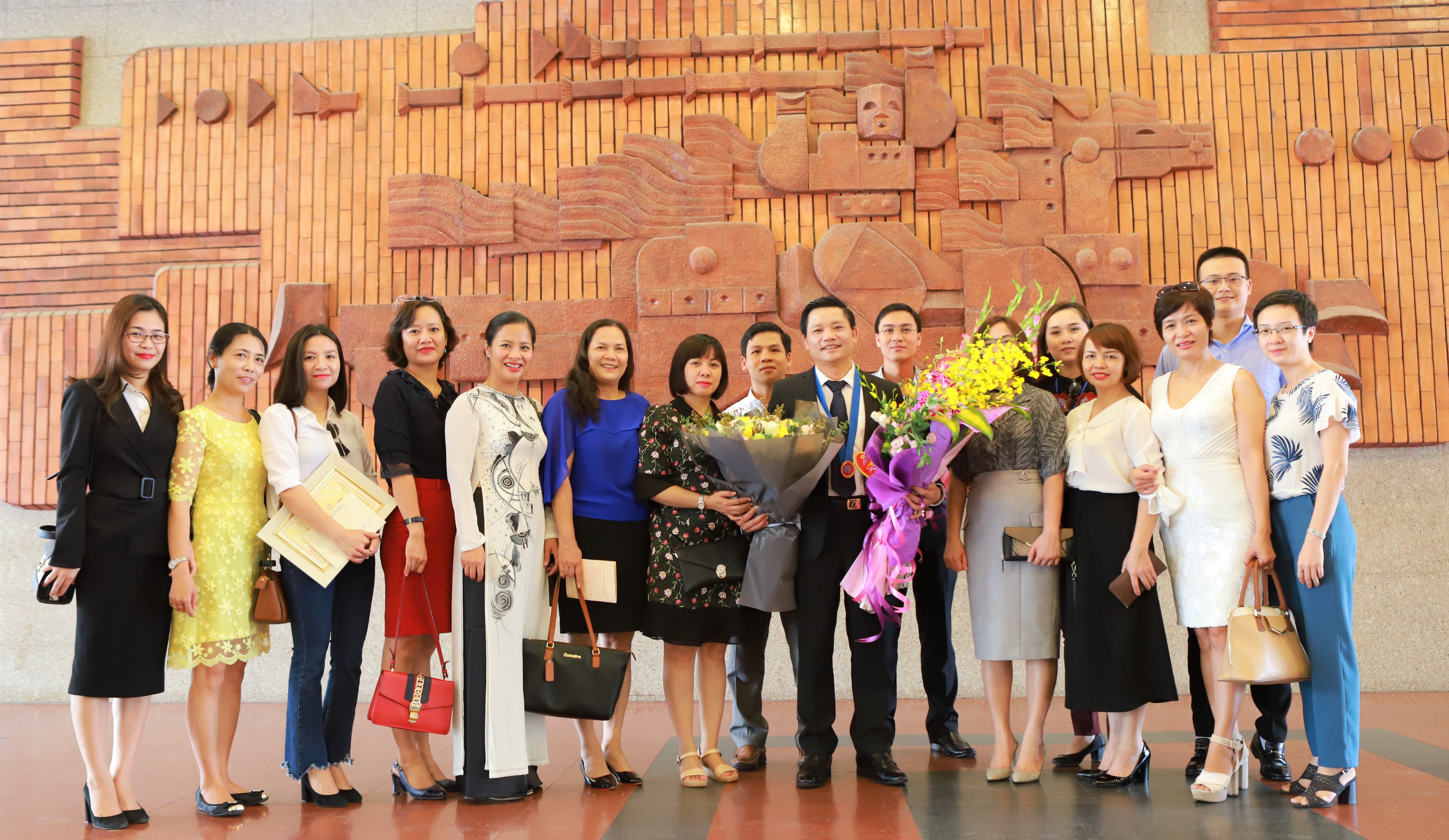 Ban chấp hành công đoàn bệnh viện Phụ Sản Hà Nội tặng hoa chúc mừng TTND.PGS.TS.BS Nguyễn Duy Ánh