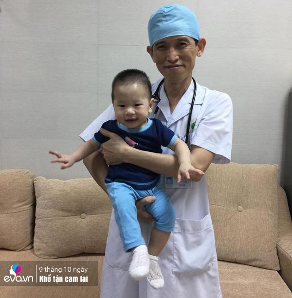 Bé Minh chụp cùng bác sĩ Tuấn Anh sau 1 năm quay trở lại kiểm tra sức khỏe