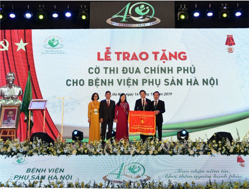 Phó Chủ tịch nước Đặng Thị Ngọc Thịnh trao tặng Huân chương Lao động hạng Nhất cho Bệnh viện
