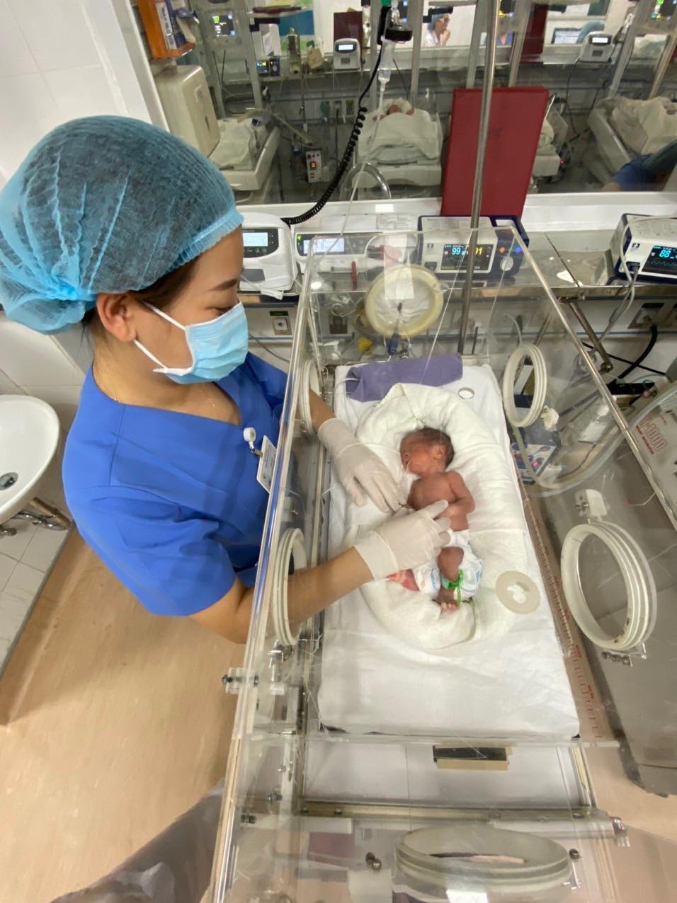 Em bé đầu tiên được can thiệp chữa bệnh trong bào thai chào đời - Hình 2