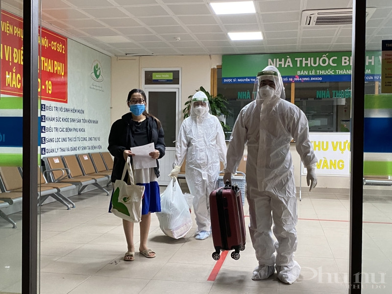 Bác sĩ bệnh viện Phụ sản Hà Nội hỗ trợ thai phụ vận chuyển hành lý về nhà khi kết thúc thời gian cách ly, điều trị tại bệnh viện.