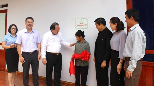 ác đại biểu cắt băng khánh thành nhà đại đoàn kết cho hộ bà Nguyễn Thị Hương, thôn Nam Bồng, xã Tuấn Đạo.
