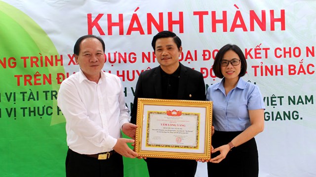 Đồng chí Trần Công Thắng trao bằng ghi nhận tấm lòng vàng cho Bệnh viện Phụ sản Hà Nội.