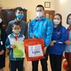 Bệnh viện Phụ sản Hà Nội trao quà Tết cho gia đình các em học sinh và các gia đình chính sách có hoàn cảnh khó khăn trên địa bàn quận Ba Đình