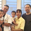 Một năm sau, mẹ đưa hai em bé trở lại thăm bác sĩ