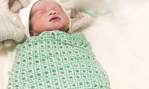 Một bé trai chào đời kỳ diệu tại bệnh viện Phụ sản Hà Nội