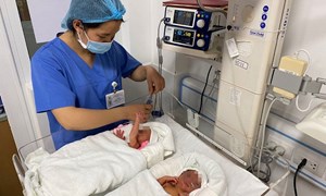 Bệnh viện Phụ sản Hà Nội vừa thực hiện đỡ đẻ thành công cho hai em bé được chữa bệnh khi còn trong bụng mẹ chào đời khỏe mạnh