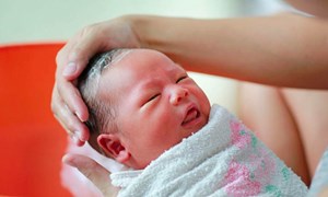 Có nên tắm thường xuyên cho trẻ sơ sinh vào mùa lạnh?