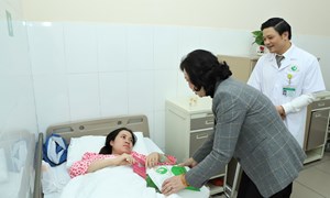Thường trực Thành ủy thăm và chúc tết Bệnh viện Phụ Sản Hà Nội