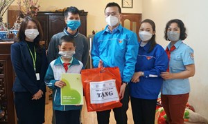 Bệnh viện Phụ sản Hà Nội trao quà Tết cho gia đình các em học sinh và các gia đình chính sách có hoàn cảnh khó khăn trên địa bàn quận Ba Đình