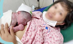 Hạnh phúc vô bờ của người mẹ 8 lần mang thai mới được ẵm con