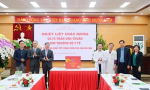 Thứ trưởng Bộ Y tế Trần Văn Thuấn thăm, chúc Tết tại Bệnh viện Phụ Sản Hà Nội nhân dịp Xuân Ất Tỵ 2025 
