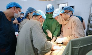 PHỐI HỢP ĐA CHUYÊN KHOA LIÊN VIỆN, GIỮ CƠ HỘI SỐNG CHO CẢ MẸ VÀ CON