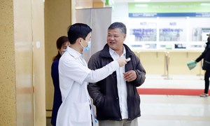 Đoàn Thanh niên Bệnh viện Phụ Sản Hà Nội: phát khẩu trang miễn phí cho những người đến bệnh viện không mang khẩu trang