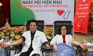 Hàng trăm nhân viên y tế Bệnh viện Phụ sản Hà Nội hiến máu tình nguyện