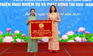 Bệnh viện Phụ Sản Hà Nội vinh dự nhận Cờ thi đua xuất sắc năm 2023 của Tổng Liên đoàn Lao động Việt Nam
