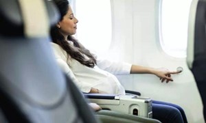 Mang thai 3 tháng đầu đi máy bay có ảnh hưởng tới thai nhi không?