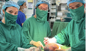 Hy hữu ca sinh đôi ở Hà Nội, một bé còn nguyên trong bọc ối