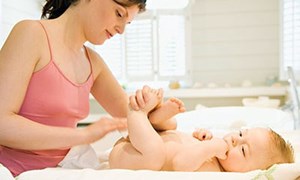 Massage cho trẻ sơ sinh - nên hay không?