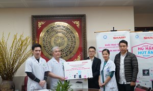 Viện Y học ứng dụng Việt Nam trao tặng máy lọc không khí cho Bệnh viện Phụ Sản Hà Nội