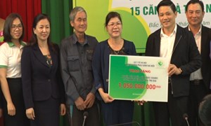 Bệnh viện Phụ Sản Hà Nội trao tiền hỗ trợ làm nhà ở cho các hộ nghèo