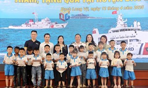 Đoàn công tác Bệnh viện Phụ Sản Hà Nội thăm, tặng quà quân và dân huyện đảo Bạch Long Vĩ