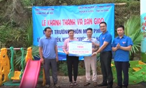 Đoàn thanh niên Bệnh viện Phụ Sản Hà Nội trao quà cho các em học sinh có hoàn cảnh khó khăn tại xã Phương Tiến, huyện Vị Xuyên, tỉnh Hà Giang