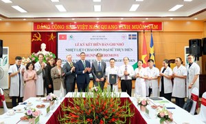 Ngài đại sứ Thụy Điển đến thăm quan, làm việc với Bệnh viện Phụ Sản Hà Nội và chứng kiến lễ ký kết hợp tác quốc tế vì trẻ sơ sinh Việt Nam - Minh chứng cho mối quan hệ hữu nghị, cam kết chăm sóc sức khỏe trẻ sơ sinh