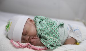 Cậu bé sinh non có cân nặng chỉ 600g được xuất viện sau 72 ngày điều trị tại Bệnh viện Phụ Sản Hà Nội