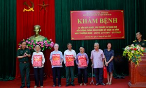 Tư vấn sức khỏe, cấp thuốc và tặng quà đối tượng chính sách nhân kỷ niệm 75 năm ngày Thương Binh - Liệt sĩ