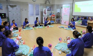 Lớp tập huấn chăm sóc trẻ sơ sinh theo phương pháp Kangaroo cho gia đình có trẻ sinh non